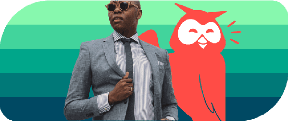 Homem elegante de terno ao lado do Owly