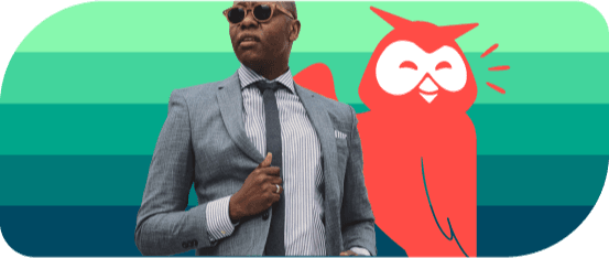 Um homem de terno com óculos de sol ao lado do Owly