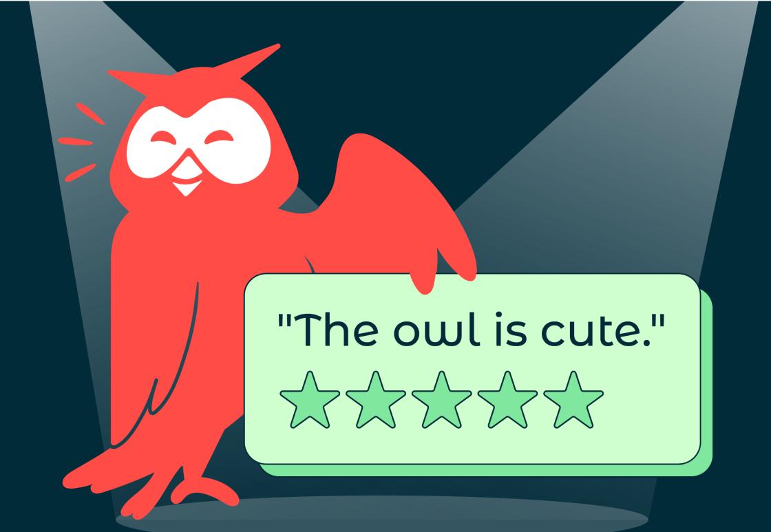 La mascota de Hootsuite, Owly, sostiene un cartel con una reseña de 5 estrellas que dice «El búho es bonito». 