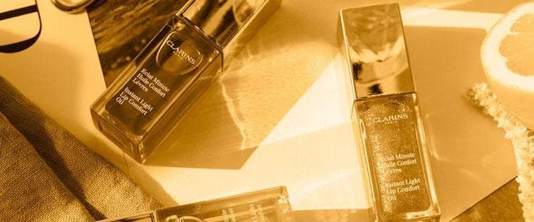 Les produits de Clarins sur une table