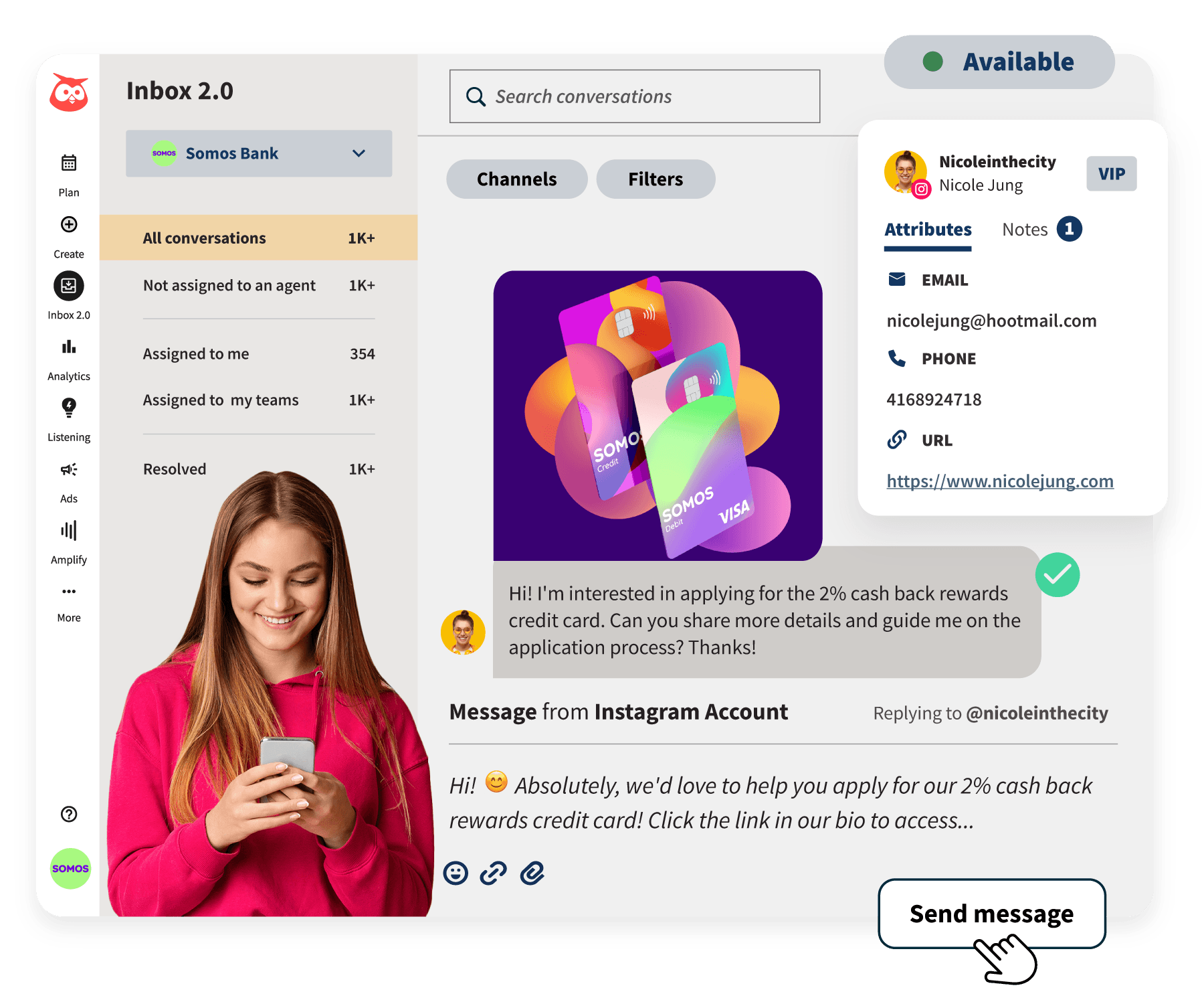 Hootsuite Dashboard mit Inbox- und Nachrichtenfunktionen, dazu eine Frau, die auf ihr Smartphone schaut