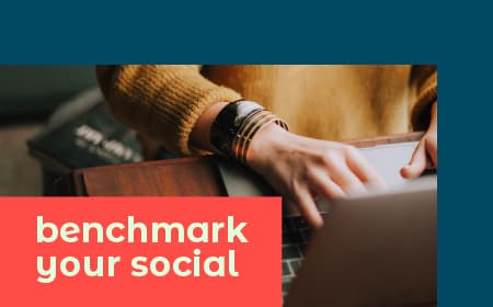 Frau, die auf einen Laptop zeigt